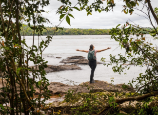 Trilha às margens do Rio Iguaçu