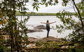 Trilha às margens do Rio Iguaçu