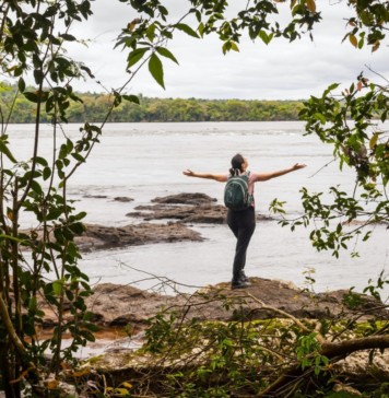 Trilha às margens do Rio Iguaçu